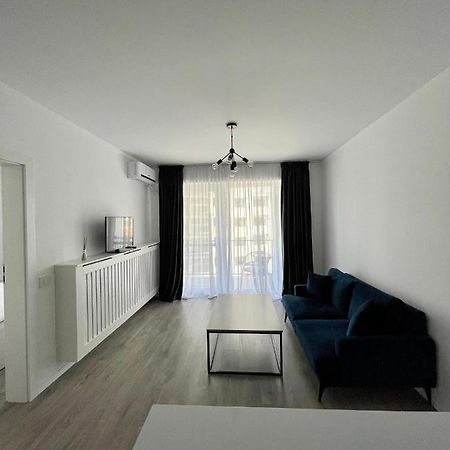 Cozy 1 Bedroom Apartment Oradea Bagian luar foto