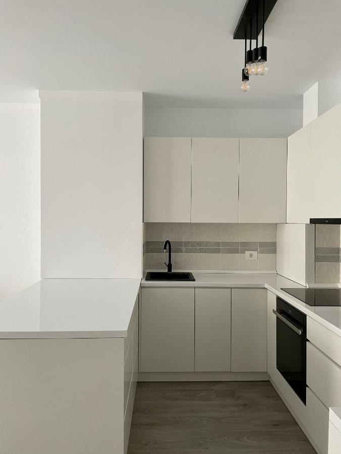 Cozy 1 Bedroom Apartment Oradea Bagian luar foto