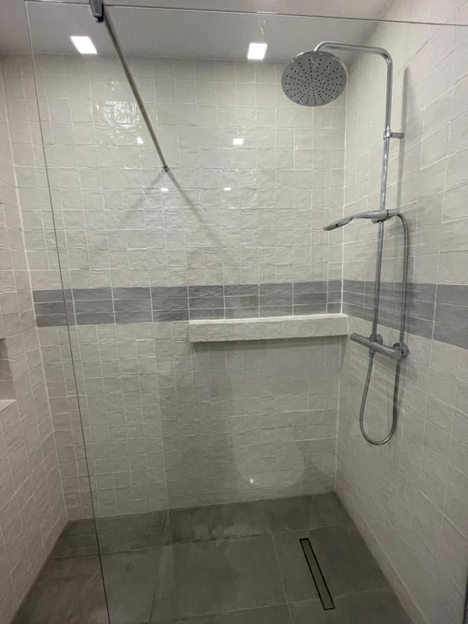 Cozy 1 Bedroom Apartment Oradea Bagian luar foto